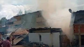 Erzurum'un Pazaryolu ilçesinde evlere sıçrayan yangına müdahale ediliyor
