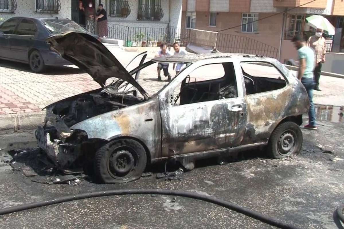 Esenler'de bir otomobil alev alev yandı