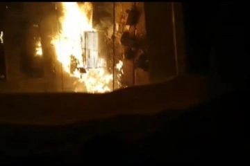 Esenyurt'ta 3 katlı binanın doğalgaz hattındaki parlama nedeniyle iki daire alev alev yandı