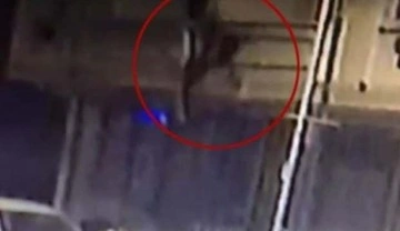 Esenyurt'ta bir kadın 3. kattan araçların üzerine düştü: Dehşet anları kamerada!