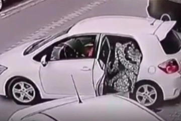 Esenyurt’ta bir kadının sokağa astığı halısı, arabalı iki hırsız tarafından böyle çalındı