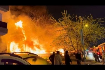 Esenyurt’ta ikinci el eşya dükkanı alev alev yandı: Alevler yan tarafındaki binaya sıçradı