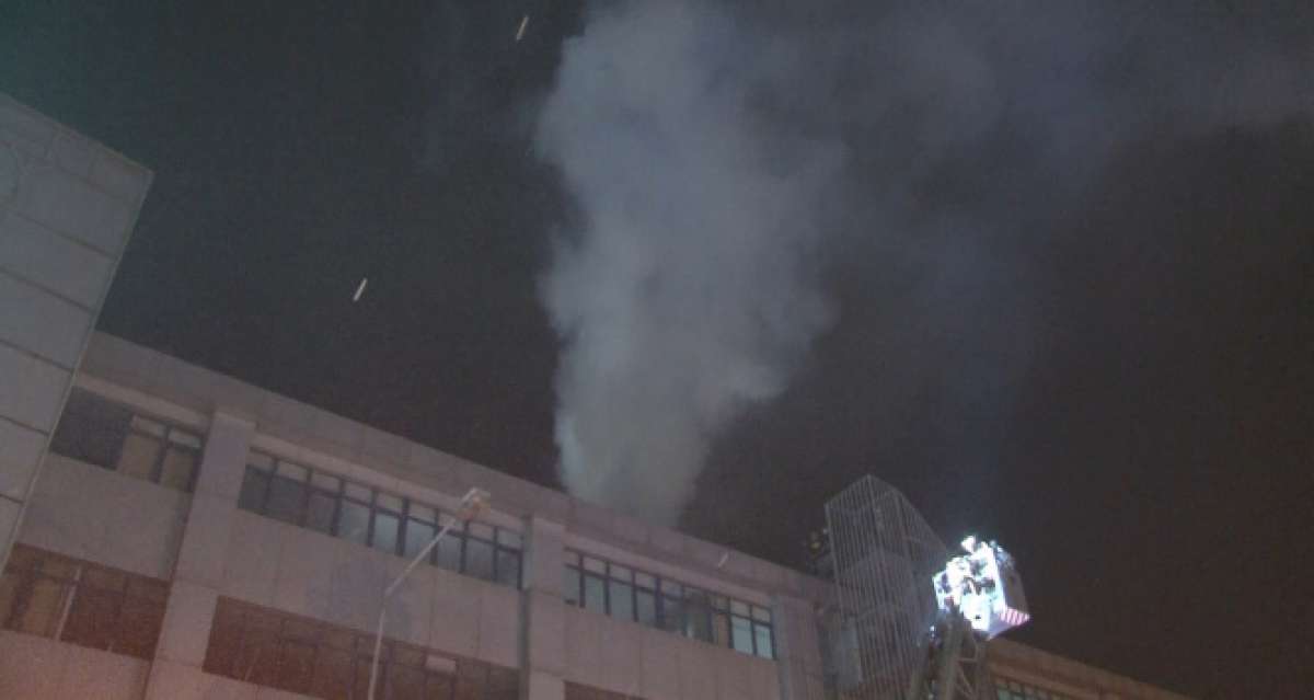 Esenyurt'ta tekstil fabrikasının çatısında yangın