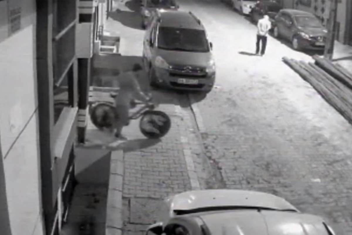 Esenyurt'ta yaşanan bisiklet hırsızlığı kamerada