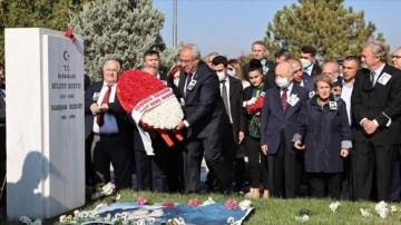 Eski başbakanlardan Bülent Ecevit vefatının 15'inci yılında kabri başında anıldı