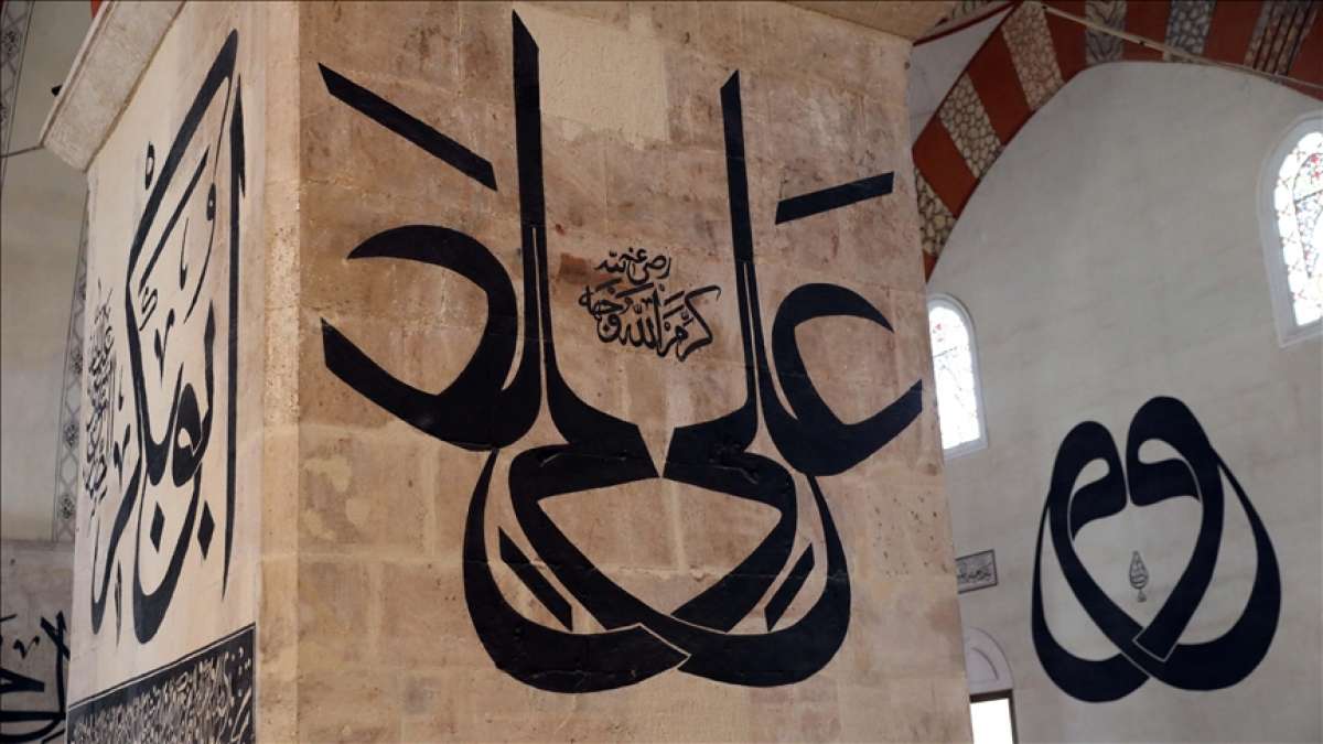 Eski Cami 'hat yazılarıyla' ziyaretçilerini geçmişe yolculuğa çıkarıyor