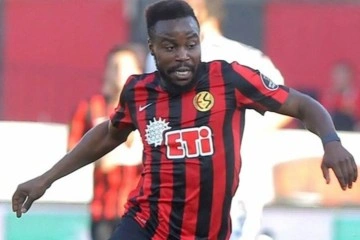 Eski Eskişehirsporlu orta saha oyuncusu Toko kramponları astı