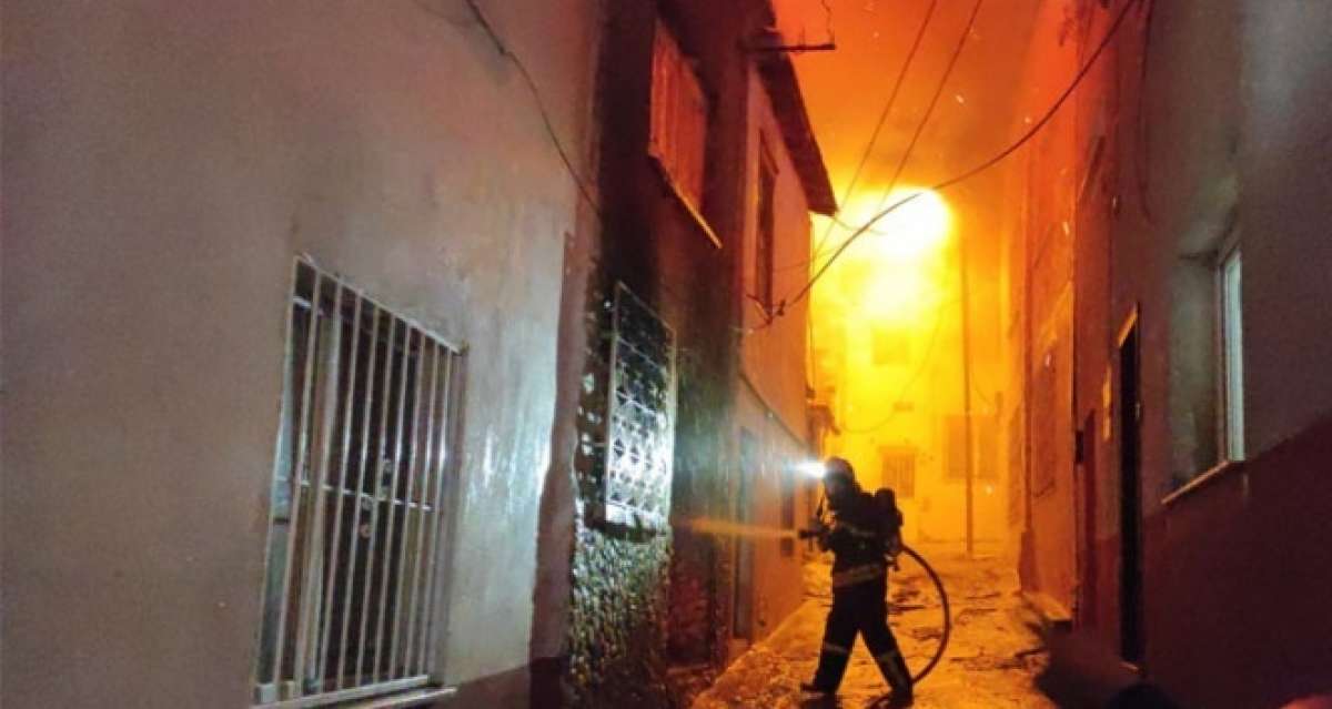 Eski evleriyle ünlü Hacıfeyzullah Mahallesi'nde 2 ev alev alev yandı