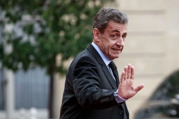 Eski Fransa Cumhurbaşkanı Sarkozy'e 1 yıl ev hapsi