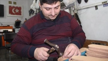 Eski Yugoslavya göçmeni atalarının mesleği el yapımı ayakkabıcılığı yaşatıyorlar