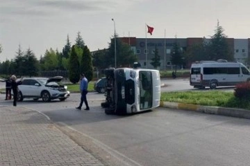 Eskişehir'de işçileri taşıyan minibüs devrildi: 5 kişi yaralandı