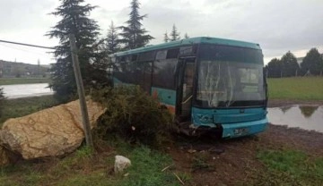 Eskişehir'de kontrolden çıkan halk otobüsü ağaçlara çarptı: 3'ü çocuk 4 yaralı
