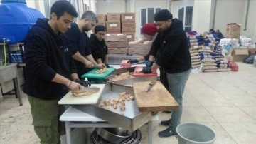 Eskişehir'den iki meslek lisesi Hatay'da günlük 12 bin kişilik yemek veriyor
