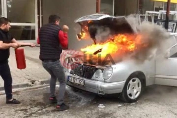 Esnafın müdahalesi, otomobili tamamen yanmaktan kurtardı