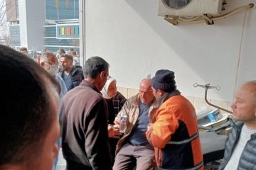 Eşya almaya &ccedil;ıkıp enkazda kaldılar