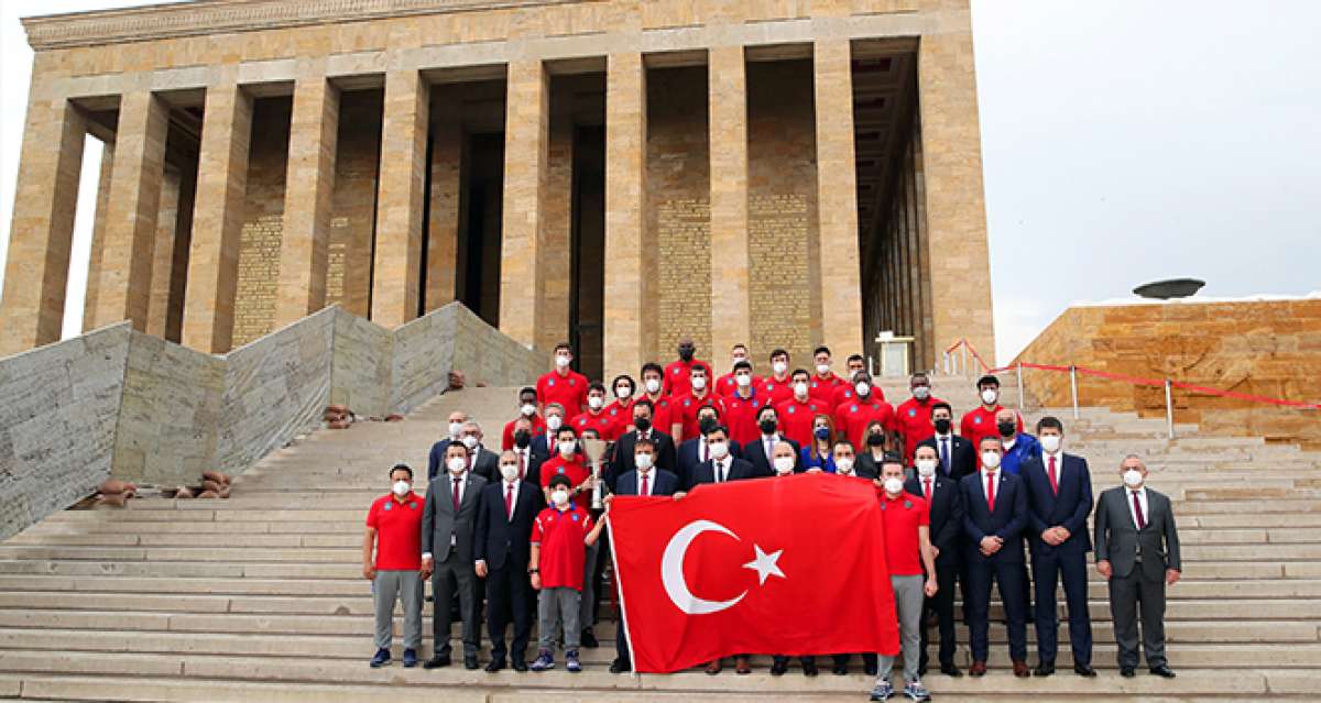 Euroleague ve Basketbol Süper Ligi şampiyonu Anadolu Efes, Anıtkabir'de
