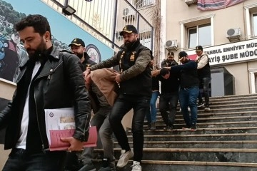 Eve giren gasp&ccedil;ılar, &ccedil;atı tamiri i&ccedil;in gelen iş&ccedil;iler &ccedil;ıktı