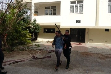 Evi ateşe verip, m&uuml;dahale i&ccedil;in gelen ekiplere ecel teri d&ouml;kt&uuml;ren şahıs tutuklandı