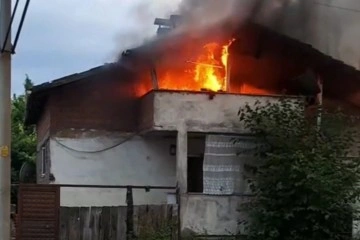 Evin çatı katı alevlere teslim oldu