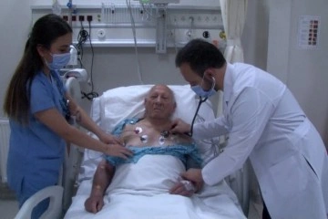 Evinde kalp krizi geçiren 93 yaşındaki adam, koldan anjiyo yapılarak hayata tutundu