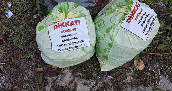 Evinde Korona vakası olan vatandaş evinden çıkan çöpleri poşete koyup yazıyla uyardı
