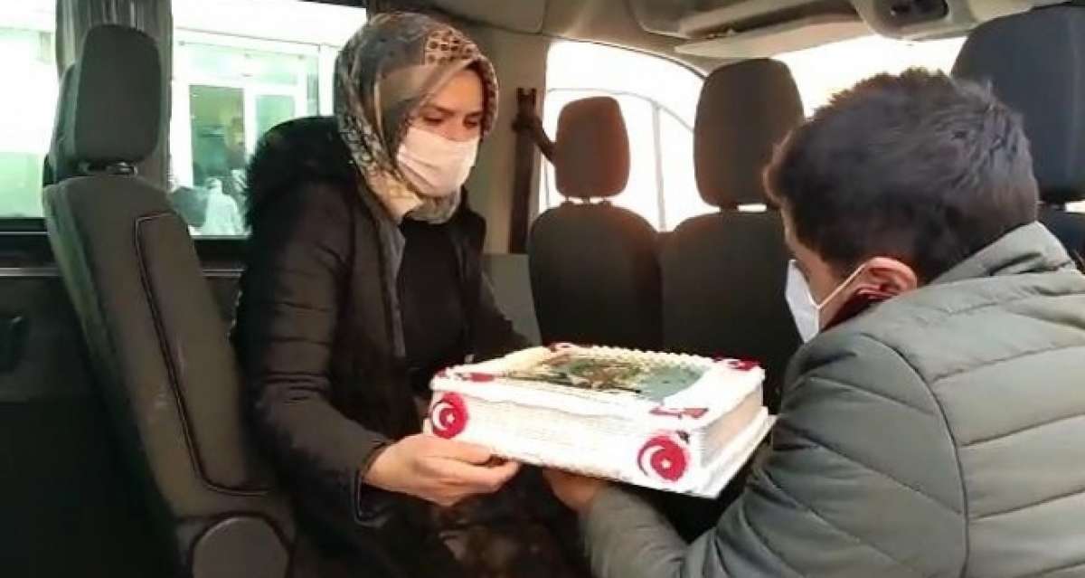 Evlat nöbetindeki ailelerin Cumhurbaşkanı Erdoğan için hazırlattığı pasta, Çocuk Evine gönderildi