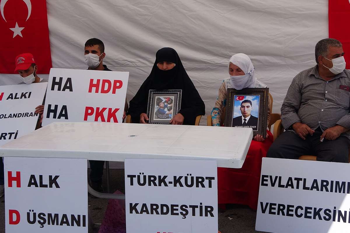 Evlat nöbetindeki anne, teslim olan 3 kişi için Türk bayrağıyla halay çekti