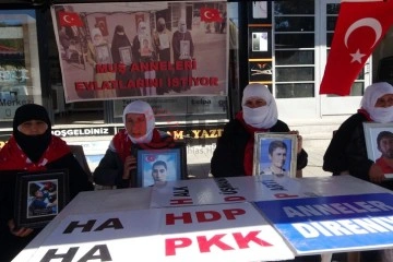 Evlat nöbetindeki anneler HDP'den yükselen müzik sesine tepki gösterdi