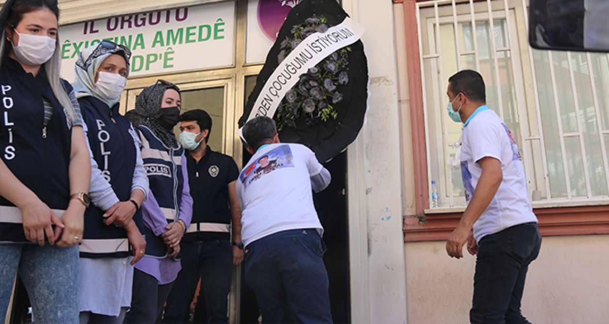 Evlat nöbetindeki baba, HDP'nin kapısına siyah çelenk bıraktı