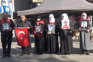 Evlatları için HDP önünde nöbet tutan anne: 'Evlatlarımızı HDP’den, PKK’dan istiyoruz'