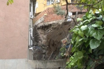 Eyüpsultan’da bir binanın istinat duvarı çöktü: Risk altındaki binalar tahliye edildi