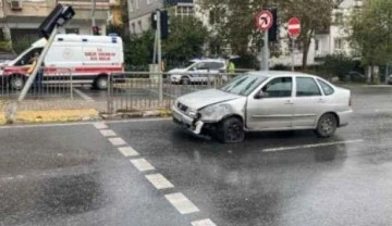 Eyüpsultan'da otomobil trafik ışıklarına çarptı; 1 yaralı