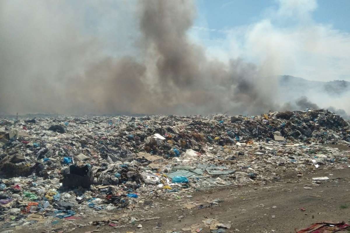 Ezine'de çöplükteki yangını söndürme çalışmaları devam ediyor