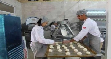 Fabrika gibi okul, öğrenciler her gün 12 bin ekmek üretiyor