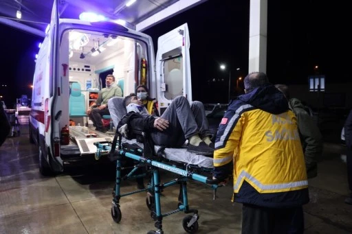 Fabrika iş&ccedil;ilerini taşıyan minib&uuml;s devrildi: 13 yaralı