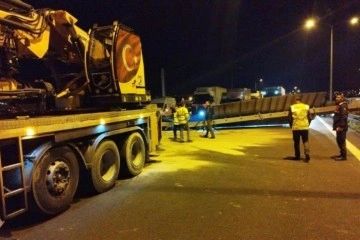 Facia teğet ge&ccedil;ti: Seyir halindeki tırdan otoyola konteyner d&uuml;şt&uuml;