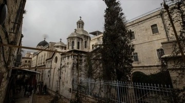 Fanatik Yahudiler Doğu Kudüs'teki tarihi kilise önüne tükürerek hakarette bulundu