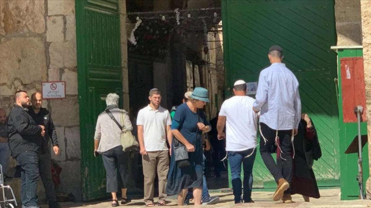 Fanatik Yahudiler İsrail polisi korumasında Mescid-i Aksa'ya baskın düzenledi