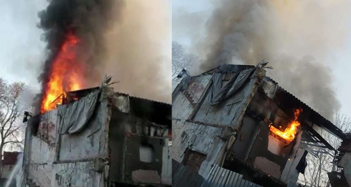 Fatih'te 2 katlı metruk ahşap bina alev alev yandı