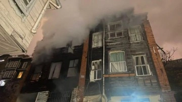 Fatih&rsquo;te 3 katlı ahşap metruk bina alev alev yandı!
