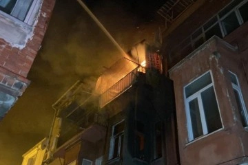 Fatih’te 3 katlı bina alev alev yandı, 1 vatandaş camdan atlayarak kurtuldu