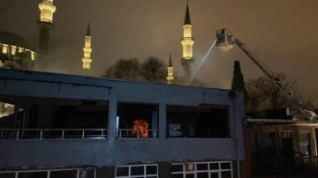 Fatih’te 3 katlı metruk bina alev alev yandı