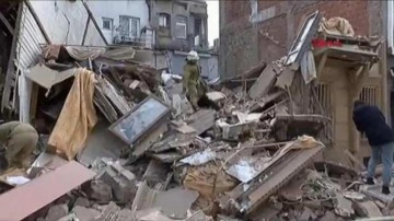 Fatih'te 3 katlı metruk bina çöktü!