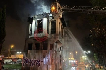 Fatih’te 3 katlı tarihi ahşap bina alev alev yandı