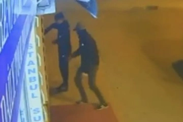 Fatih’te 30 saniyede bin dolarlık hırsızlık kamerada