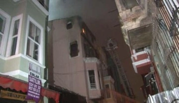 Fatih'te 4 katlı metruk binada çıkan yangın söndürüldü