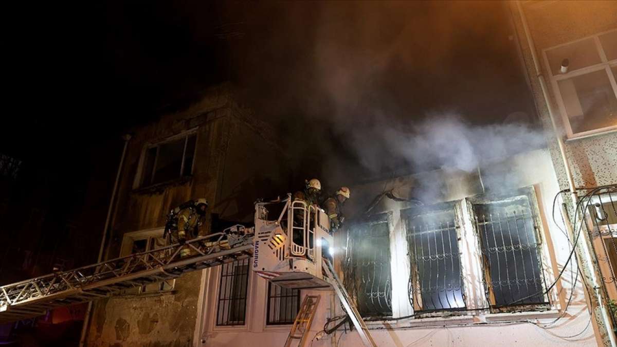 Fatih'te iki katlı binada çıkan yangın söndürüldü