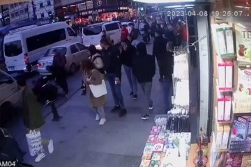 Fatih'te kadının cep telefonunu çalan kapkaççıyı vatandaşlar yakaladı