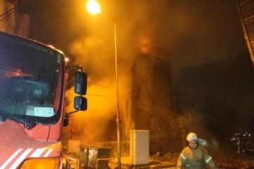 Fatih’te korkutan yangın: Metruk binada çıkan yangın 3 binaya sıçradı