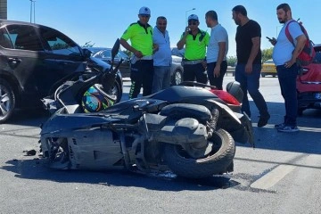Fatih'te park halinde otomobile çarpan motosikletli yaralandı